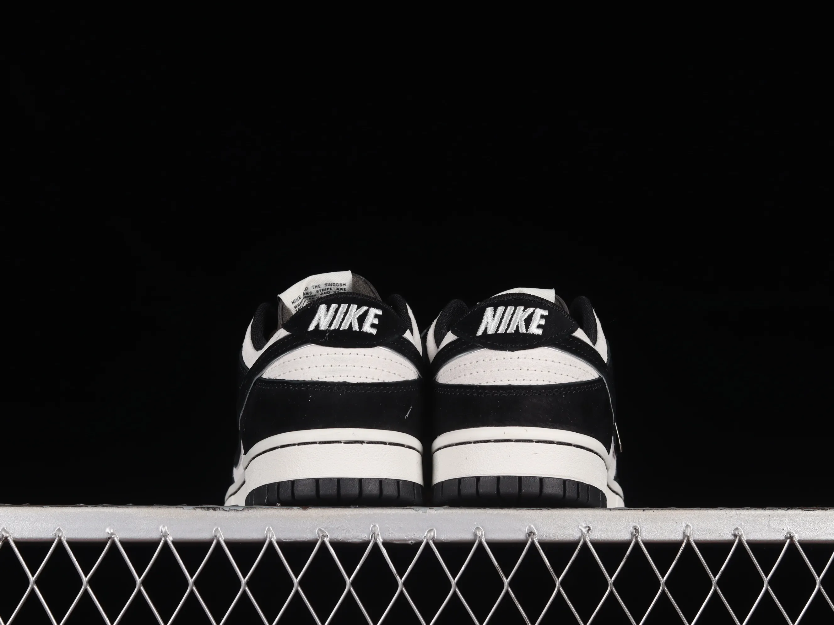 All Categories Nk SB Dunk Series Nk SB Dunk Low Low-top sneakers Otomo Katsuhiro x Nk SB Dunk Low "Steamboy OST" Otomo Katsuhiro co-branded SB low-top sports and leisure sneakers LF0039-033
